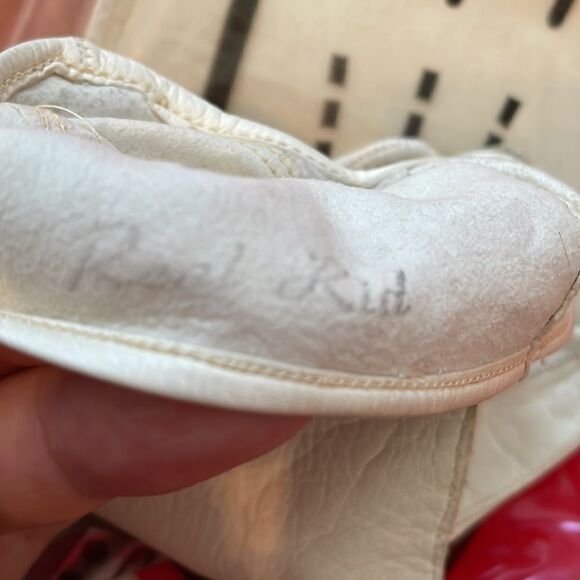 Vintage 50s/60s Size 6 off white leather gloves with pearl button at wrist - Picture 9 of 9